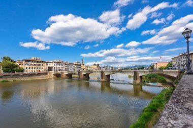 Floransa, İtalya - 28 Haziran 2023: Floransa, İtalya Arno Nehri üzerinde. Ponte Vecchio köprüsünün görüntüsü.