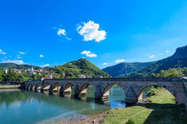 Visegrad, Bosna-Hersek - 13 Ağustos 2023: Bosna-Hersek 'in Visegrad kentindeki Drina üzerindeki ünlü köprü. Drina Nehri 'ndeki Mehmed Paşa Sokoloviç Köprüsü