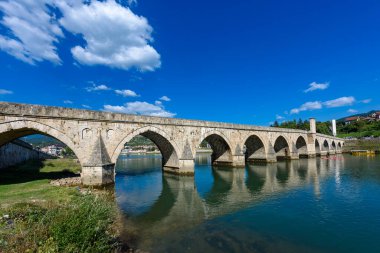 Visegrad, Bosna-Hersek - 13 Ağustos 2023: Bosna-Hersek 'in Visegrad kentindeki Drina üzerindeki ünlü köprü. Drina Nehri 'ndeki Mehmed Paşa Sokoloviç Köprüsü