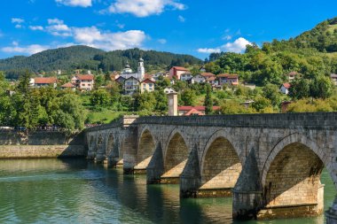 Visegrad, Bosna-Hersek - 13 Ağustos 2023: Bosna-Hersek 'in Visegrad kentindeki Drina üzerindeki ünlü köprü. Drina Nehri 'ndeki Mehmed Paşa Sokoloviç Köprüsü