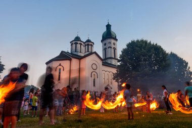 Loznica, Sırbistan - 11 Temmuz 2023: LilaLo Festivali, yerel halk otantik geleneğinin yanı sıra gençlerin yaratıcı potansiyellerine adanmış bir müzik ve performans festivali..
