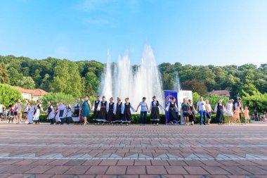 Loznica, Sırbistan - 12 Temmuz 2023: Banja Koviljaca, Sırbistan Sağlık Merkezi. Banja Koviljaca 'nın merkezinde güzel bir çeşme. Sırp Ulusal Folkloru dans ediyor. Sırp Ulusal Folklor dansı.