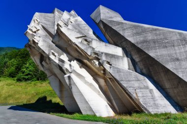 Sutjeska Ulusal Parkı, Bosna-Hersek - 01 Ağustos 2023: İkinci Dünya Savaşı anıtı Sutjeska Ulusal Parkı, Bosna-Hersek. Anma kompleksi Tjentiste.