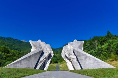 Sutjeska Ulusal Parkı, Bosna-Hersek - 01 Ağustos 2023: İkinci Dünya Savaşı anıtı Sutjeska Ulusal Parkı, Bosna-Hersek. Anma kompleksi Tjentiste.