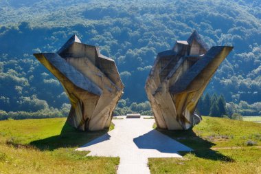 Sutjeska Ulusal Parkı, Bosna-Hersek - 01 Ağustos 2023: İkinci Dünya Savaşı anıtı Sutjeska Ulusal Parkı, Bosna-Hersek. Anma kompleksi Tjentiste.