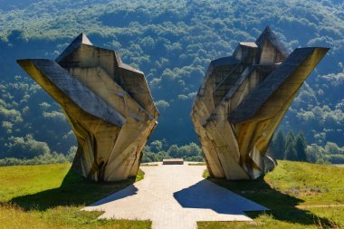 Sutjeska Ulusal Parkı, Bosna-Hersek - 01 Ağustos 2023: İkinci Dünya Savaşı anıtı Sutjeska Ulusal Parkı, Bosna-Hersek. Anma kompleksi Tjentiste.