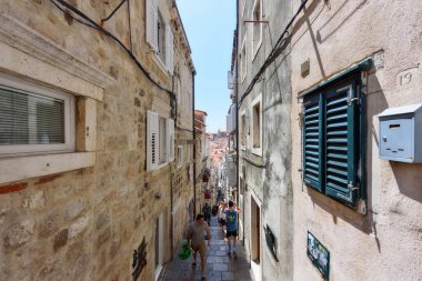 Dubrovnik, Hırvatistan - 03 Ağustos 2023: Ünlü seyahat beldesi Dubrovnik, Dalmaçya, Hırvatistan ve Avrupa 'ya bakın. Eski Dubrovnik kasabası