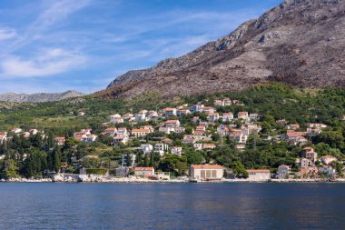 Dubrovnik, Hırvatistan - 03 Ağustos 2023: Ünlü seyahat beldesi Dubrovnik, Dalmaçya, Hırvatistan ve Avrupa 'ya bakın. Dubrovnik 'in deniz manzarası