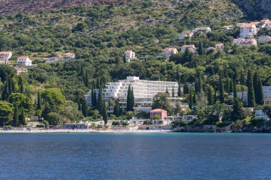 Dubrovnik, Hırvatistan - 03 Ağustos 2023: Ünlü seyahat beldesi Dubrovnik, Dalmaçya, Hırvatistan ve Avrupa 'ya bakın. Dubrovnik 'teki otel.
