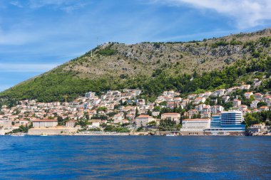 Dubrovnik, Hırvatistan - 03 Ağustos 2023: Ünlü seyahat beldesi Dubrovnik, Dalmaçya, Hırvatistan ve Avrupa 'ya bakın. Dubrovnik 'in deniz manzarası