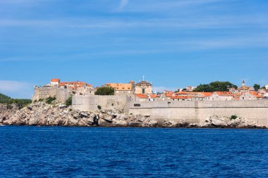 Dubrovnik, Hırvatistan - 03 Ağustos 2023: Ünlü seyahat beldesi Dubrovnik, Dalmaçya, Hırvatistan ve Avrupa 'ya bakın. Dubrovnik 'in deniz manzarası