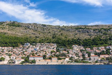 Dubrovnik, Hırvatistan - 03 Ağustos 2023: Ünlü seyahat beldesi Dubrovnik, Dalmaçya, Hırvatistan ve Avrupa 'ya bakın. Dubrovnik 'in deniz manzarası