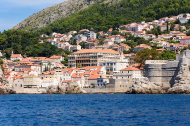Dubrovnik, Hırvatistan - 03 Ağustos 2023: Ünlü seyahat beldesi Dubrovnik, Dalmaçya, Hırvatistan ve Avrupa 'ya bakın. Dubrovnik 'in deniz manzarası