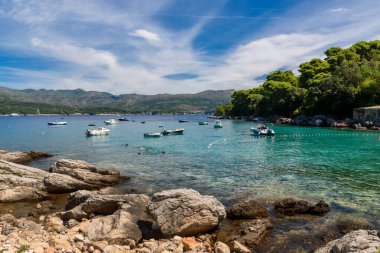 Sudjuradj, Hırvatistan - 09 Ağustos 2023: Dubrovnik, Adriyatik denizi yakınlarındaki Sipan Adası, Sudjuradj köyü, Hırvatistan