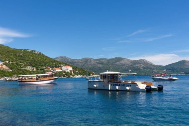 Sudjuradj, Hırvatistan - 09 Ağustos 2023: Dubrovnik, Adriyatik denizi yakınlarındaki Sipan Adası, Sudjuradj köyü, Hırvatistan