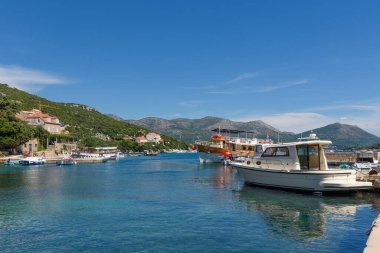 Sudjuradj, Hırvatistan - 09 Ağustos 2023: Dubrovnik, Adriyatik denizi yakınlarındaki Sipan Adası, Sudjuradj köyü, Hırvatistan