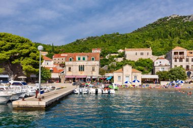 Lopud, Hırvatistan - 09 Ağustos 2023: Lopud Adası 'ndaki köy. Elaphiti Adaları, Dubrovnik 'in kuzeybatısında yer alan küçük bir takımadalardır.