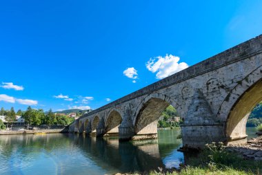 Visegrad, Bosna-Hersek - 13 Ağustos 2023: Bosna-Hersek 'in Visegrad kentindeki Drina üzerindeki ünlü köprü. Drina Nehri 'ndeki Mehmed Paşa Sokoloviç Köprüsü