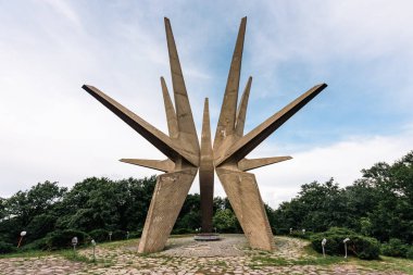 Sopot, Sırbistan - 11 Haziran 2023: Kosmaj dağlarındaki Kosmaj heykeli. Sırbistan 'ın Belgrad kenti yakınlarındaki Kosmaj Dağı, Kosmaj Partizan Müfrezesinin Düşmüş Askerleri Anıtı