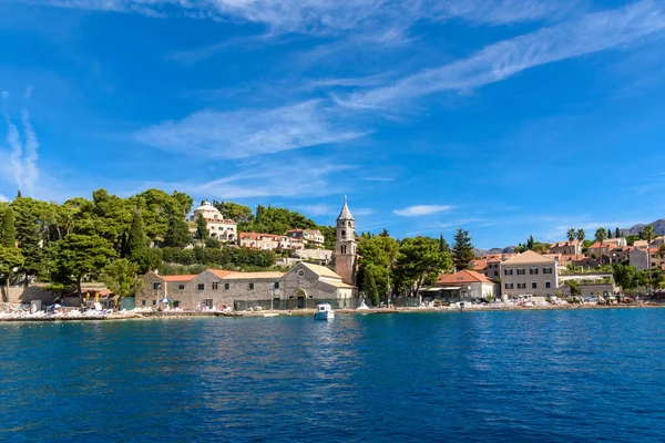 Cavtat, Hırvatistan - 11 Ağustos 2023: Cavtat (Hırvatistan) birçok otel ve restoranı olan popüler bir turizm merkezi. Dalmaçya 'nın güneyindeki güzel Cavtat kasabası