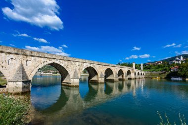 Visegrad, Bosna-Hersek - 13 Ağustos 2023: Bosna-Hersek 'in Visegrad kentindeki Drina üzerindeki ünlü köprü. Drina Nehri 'ndeki Mehmed Paşa Sokoloviç Köprüsü