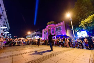 Loznica, Sırbistan - 11 Temmuz 2023: Ateşle oynayan oyuncu. Sırbistan 'ın Loznica kentinde sokak sanatçıları.