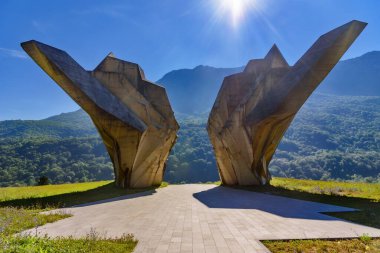 Sutjeska Ulusal Parkı, Bosna-Hersek - 01 Ağustos 2023: İkinci Dünya Savaşı anıtı Sutjeska Ulusal Parkı, Bosna-Hersek. Anma kompleksi Tjentiste.