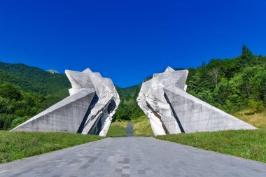 Sutjeska Ulusal Parkı, Bosna-Hersek - 01 Ağustos 2023: İkinci Dünya Savaşı anıtı Sutjeska Ulusal Parkı, Bosna-Hersek. Anma kompleksi Tjentiste.