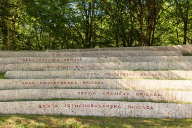 Sutjeska Ulusal Parkı, Bosna-Hersek - 01 Ağustos 2023: İkinci Dünya Savaşı anıtı Sutjeska Ulusal Parkı, Bosna-Hersek. Anma kompleksi Tjentiste.