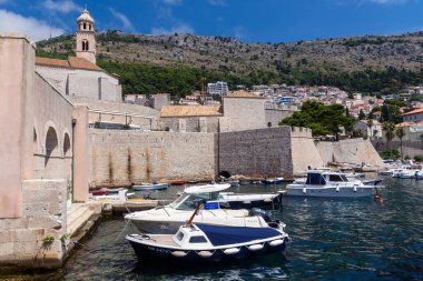 Dubrovnik, Hırvatistan - 03 Ağustos 2023: Ünlü seyahat beldesi Dubrovnik, Dalmaçya, Hırvatistan ve Avrupa 'ya bakın. Eski Dubrovnik kasabası