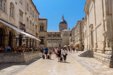 Dubrovnik, Hırvatistan - 03 Ağustos 2023: Ünlü seyahat beldesi Dubrovnik, Dalmaçya, Hırvatistan ve Avrupa 'ya bakın. Eski Dubrovnik kasabası