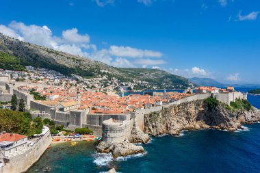 Dubrovnik, Hırvatistan - 03 Ağustos 2023: Ünlü seyahat beldesi Dubrovnik, Dalmaçya, Hırvatistan ve Avrupa 'ya bakın. Eski Dubrovnik kasabası