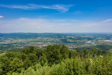 Loznica yakınlarındaki Gucevo dağından Drina Nehri manzarası