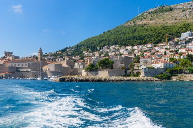 Dubrovnik, Hırvatistan - 03 Ağustos 2023: Ünlü seyahat beldesi Dubrovnik, Dalmaçya, Hırvatistan ve Avrupa 'ya bakın. Eski Dubrovnik kasabası