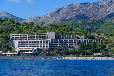 Kupari, Hırvatistan - 09 Ağustos 2023: Hırvatistan 'ın Kupari kentindeki terk edilmiş Yugoslavya askeri tatil beldesinde yıkık bir otel olan Goricina' nın dışı.