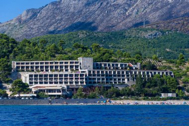 Kupari, Hırvatistan - 09 Ağustos 2023: Hırvatistan 'ın Kupari kentindeki terk edilmiş Yugoslavya askeri tatil beldesinde yıkık bir otel olan Goricina' nın dışı.