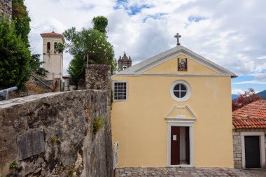 Herceg Novi, Karadağ - 06 Ağustos 2023: Herceg Novi, Karadağ 'daki St. Leopold Mandiç Kilisesi.