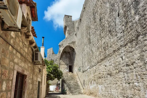 Dubrovnik, Hırvatistan - 03 Ağustos 2023: Ünlü seyahat beldesi Dubrovnik, Dalmaçya, Hırvatistan ve Avrupa 'ya bakın. Eski Dubrovnik kasabası