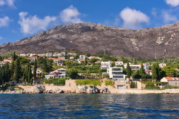 Mlini, Hırvatistan - 09 Ağustos 2023: Hırvatistan 'da Mlini' nin deniz manzarası