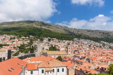 Dubrovnik, Hırvatistan - 03 Ağustos 2023: Ünlü seyahat beldesi Dubrovnik, Dalmaçya, Hırvatistan ve Avrupa 'ya bakın. Eski Dubrovnik kasabası
