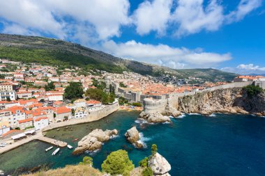 Dubrovnik, Hırvatistan - 03 Ağustos 2023: Ünlü seyahat beldesi Dubrovnik, Dalmaçya, Hırvatistan ve Avrupa 'ya bakın. Eski Dubrovnik kasabası