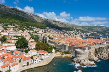 Dubrovnik, Hırvatistan - 03 Ağustos 2023: Ünlü seyahat beldesi Dubrovnik, Dalmaçya, Hırvatistan ve Avrupa 'ya bakın. Eski Dubrovnik kasabası