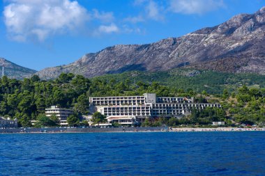 Kupari, Hırvatistan - 09 Ağustos 2023: Hırvatistan 'ın Kupari kentindeki terk edilmiş Yugoslavya askeri tatil beldesinde yıkık bir otel olan Goricina' nın dışı.