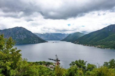 Kotor, Karadağ - 06 Ağustos 2023: Kotor Körfezi 'nden güzel bir manzara