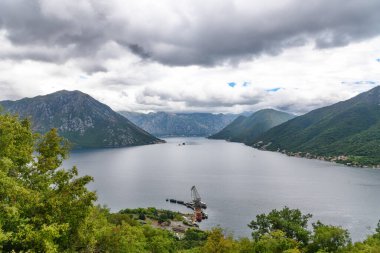Kotor, Karadağ - 06 Ağustos 2023: Kotor Körfezi 'nden güzel bir manzara