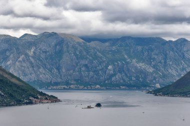 Kotor, Karadağ - 06 Ağustos 2023: Kotor Körfezi 'nden güzel bir manzara