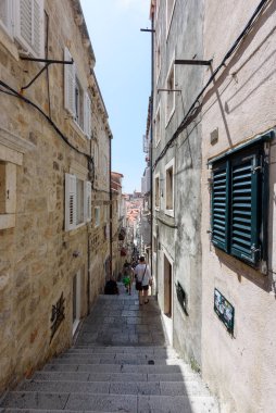 Dubrovnik, Hırvatistan - 03 Ağustos 2023: Hırvatistan 'ın eski Dubrovnik kentinin unesco dünya mirası Stradun Caddesi.