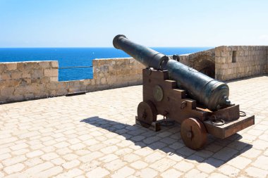 Dubrovnik, Hırvatistan - 03 Ağustos 2023: Dubrovnik şehir duvarlarında top sesleri