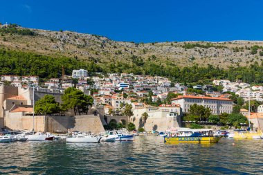 Dubrovnik, Hırvatistan - 03 Ağustos 2023: Ünlü seyahat beldesi Dubrovnik, Dalmaçya, Hırvatistan ve Avrupa 'ya bakın. Eski Dubrovnik kasabası