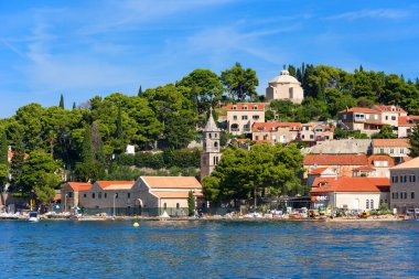Cavtat, Hırvatistan - 9 Ağustos 2023: Cavtat (Hırvatistan) birçok otel ve restoranı olan popüler bir turizm merkezi. Dalmaçya 'nın güneyindeki güzel Cavtat kasabası